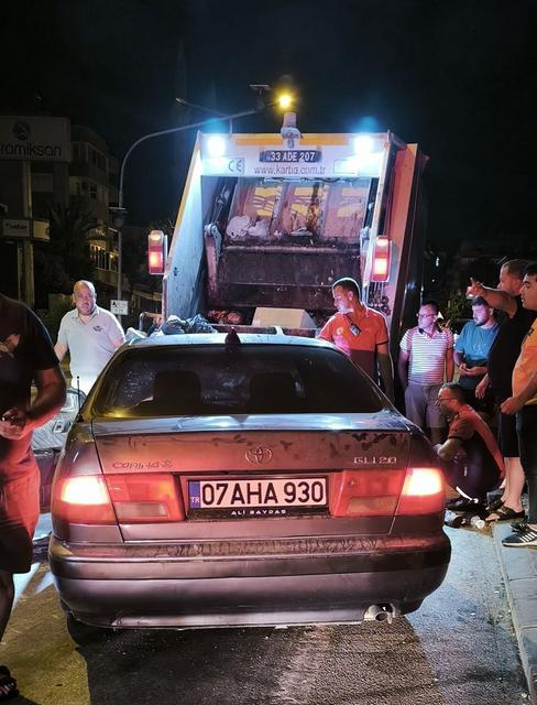 MERSİN'DE ALKOLLÜ SÜRÜCÜNÜN ÇÖP ARACINA ÇARPTIĞI KAZADA 1 TEMİZLİK PERSONELİ ÖLDÜ 4'Ü YARALANDI MERSİN'İN ANAMUR İLÇESİNDE MEYDANA GELEN FECİ KAZA SANİYE SANİYE GÜVENLİK KAMERASINA YANSIDI