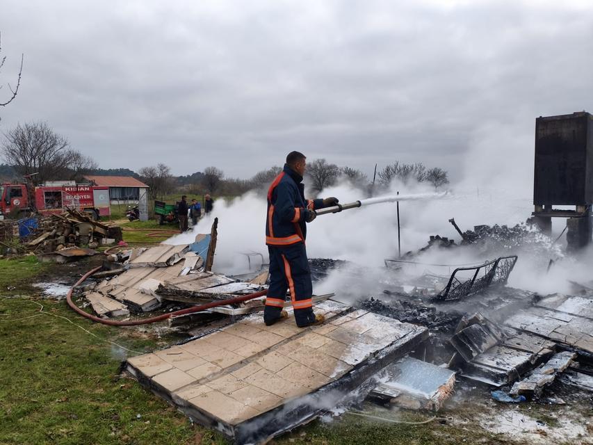 Yangın nedeniyle 2 ev kullanılamaz hale geldi