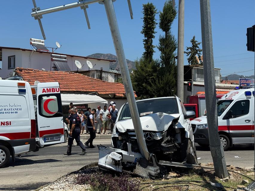 FETHİYE'DE TRAFİK KAZASINDA 11 KİŞİ YARALANDI