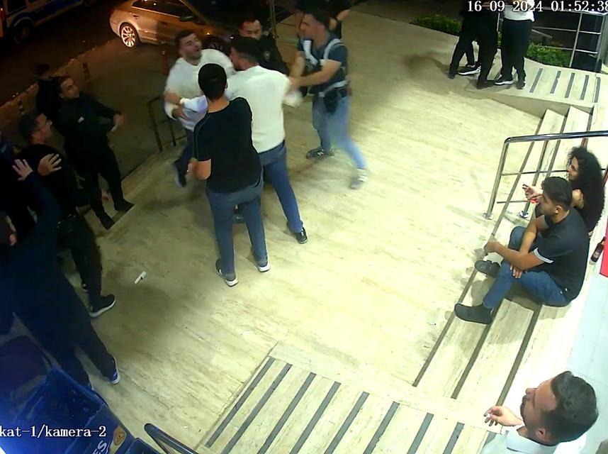 CHP'Lİ MECLİS ÜYESİNİN ALKOLLÜ MEKANINDA HESAP KAVGASI FAZLA PARA İSTENDİĞİNİ İDDİA EDEN MÜŞTERİLER, CHP KAPAKLI BELEDİYE MECLİS ÜYESİ CENGİZ GEZER VE KORUMALARI TARAFINDAN DARP EDİLDİ