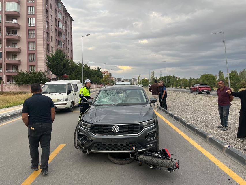 Otomobil ile elektrikli bisiklet çarpıştı: 1 yaralı