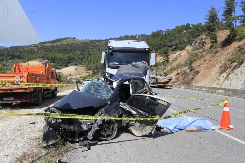 Mermer yüklü tırla kafa kafaya çarpışan otomobildeki çift hayatını kaybetti