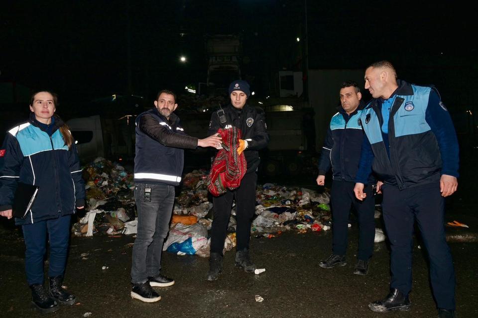 Çöpten servet çıktı: 1 milyon 200 bin liralık altın sahibine teslim edildi