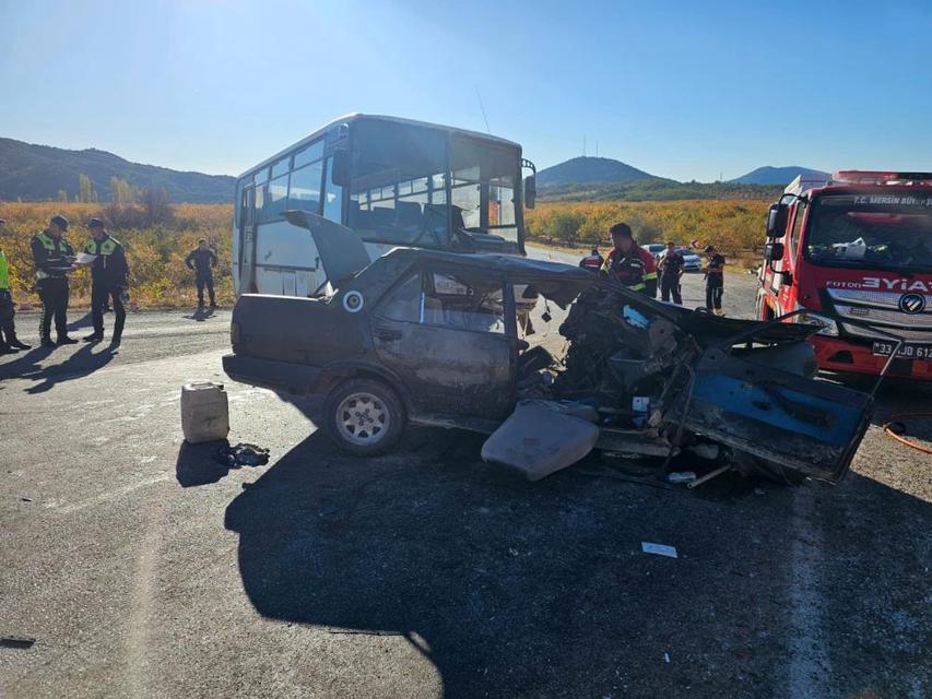Tarım işçilerini taşıyan midibüs otomobille çarpıştı: 3 ölü, 12 yaralı