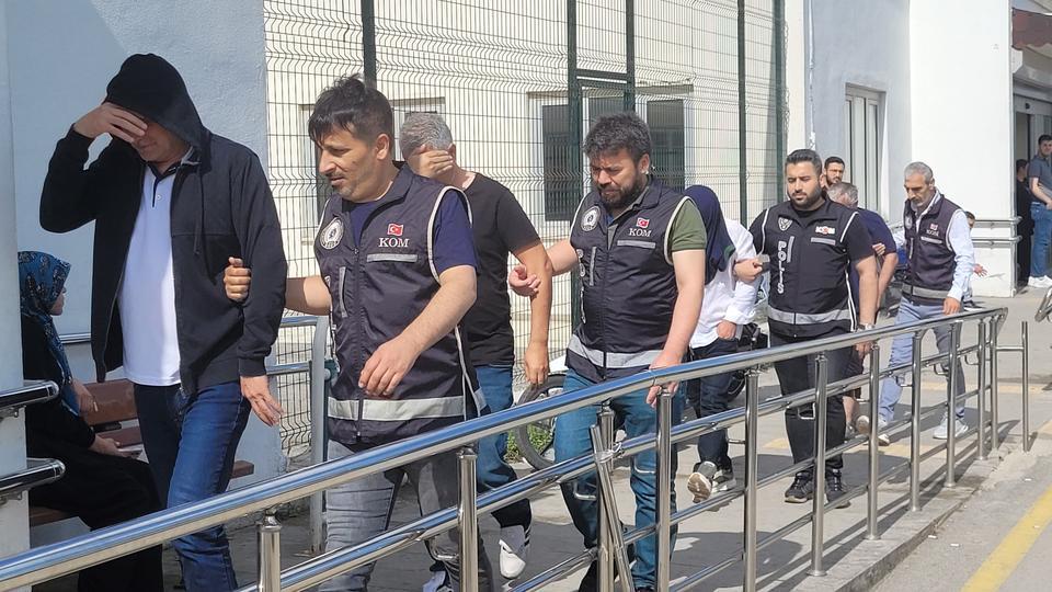 50 MİLYON LİRALIK SAHTE ALTIN OPERASYONUNA 10 TUTUKLAMA ADANA MERKEZLİ 4 İLDE "AYAR-3" İSMİ VERİLEN SAHTE ALTIN OPERASYONUNDA GÖZALTINA ALINAN 13 ŞÜPHELİDEN 10'U TUTUKLANDI