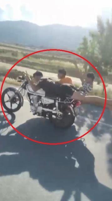 MOTOSİKLETİ ÜZERİNE YATARAK SÜRMÜŞTÜ, YEDİĞİ CEZA MOTOSİKLETİN PARASINI GEÇTİ