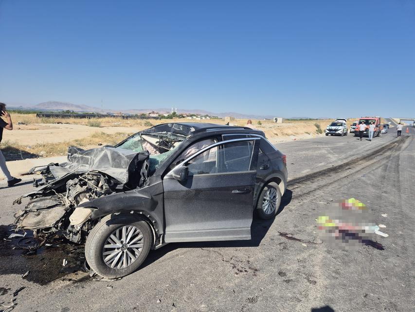 Kamyona çarpan sürücü kurtarılamadı