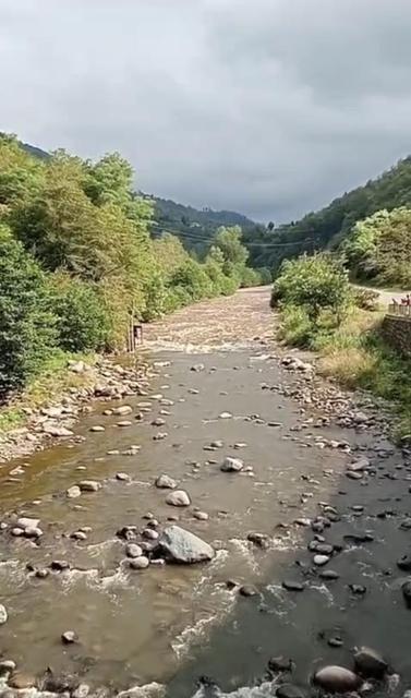 Anne ve iki kızı sel sularında can verdi! Dehşet anları kamerada