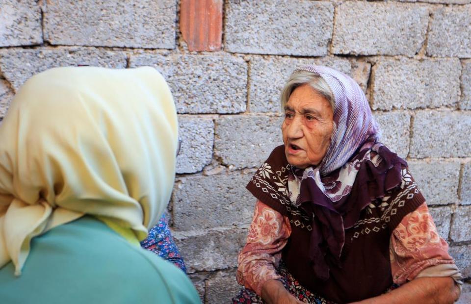 Evde çıkan yangında yaşlı çiftin yardımına komşuları koştu