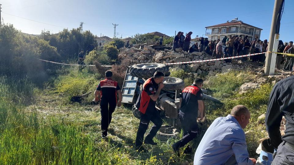 Devrilen traktörün altında kalan 11 yaşındaki çocuk öldü