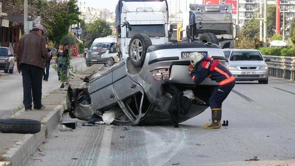 OTOMOBİL TERS DÖNDÜ, İKİ YARALI EL ELE TUTUŞUP BEKLEDİ KAZADA TERS DÖNEN OTOMOBİLİN KONTROLDEN ÇIKTIĞI ANLAR İSE BİR İŞ YERİNİN GÜVENLİK KAMERASINA SANİYE SANİYE  YANSIDI