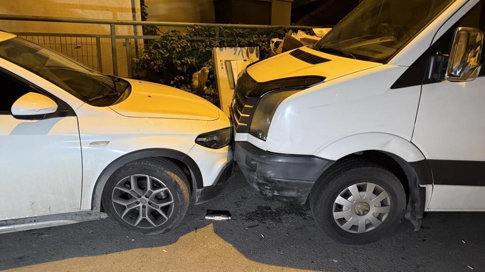 Bir sürücü sokakta bulunan 8 araca çarptı