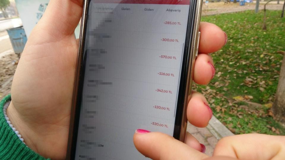 ÇALDIKLARI ÇANTADAKİ KREDİ KARTININ TEMASSIZ LİMİTİNDEN FAYDALANAN HIRSIZLAR YAKALANDI DENİZLİ'DE GENÇ KIZIN UNUTTUĞU ÇANTADAKİ KARTTAN TEKEL ÜRÜNÜ ALAN ŞAHISLAR YAKALANDI