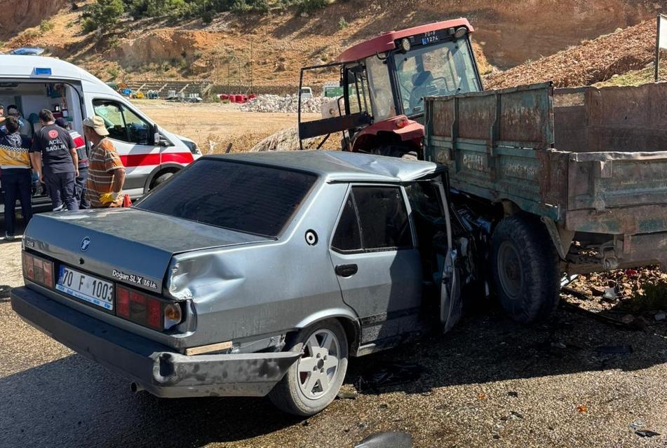 Otomobil traktörün römorkunun altına girdi