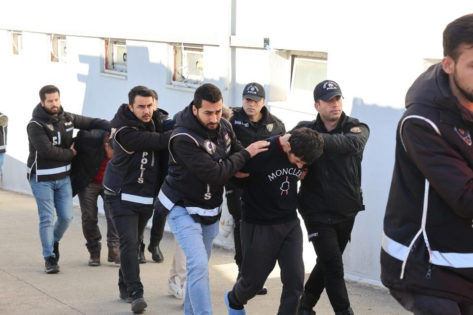 ADANA'DA ATM'DEN VE PARA SAYMA MAKİNESİNDEN GEÇEN SAHTE PARA ÜRETEN ŞEBEKE ÇÖKERTİLDİ ATM'LERE 45 BİN 800 DOLAR YATIRDIĞI ÖNE SÜRÜLEN 15 ŞÜPHELİDEN 4'Ü TUTUKLANDI 79 BİN 256 SAHTE DOLAR ELE GEÇİRİLDİ