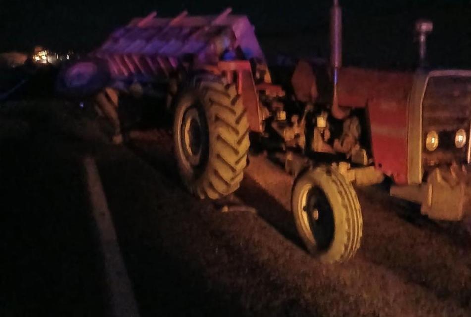 Otomobil ile traktör çarpıştı: 3 yaralı