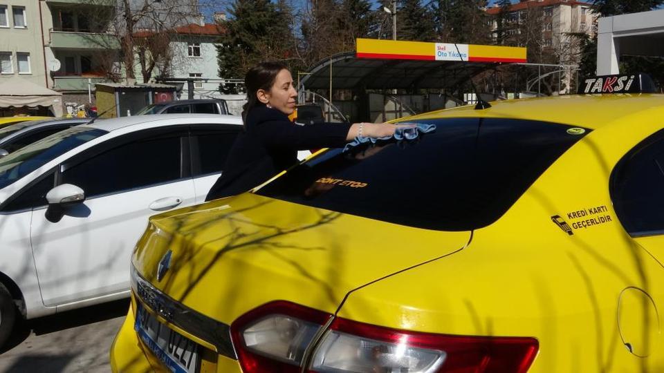 Üç çocuk annesi direksiyon başında hayata tutunuyor