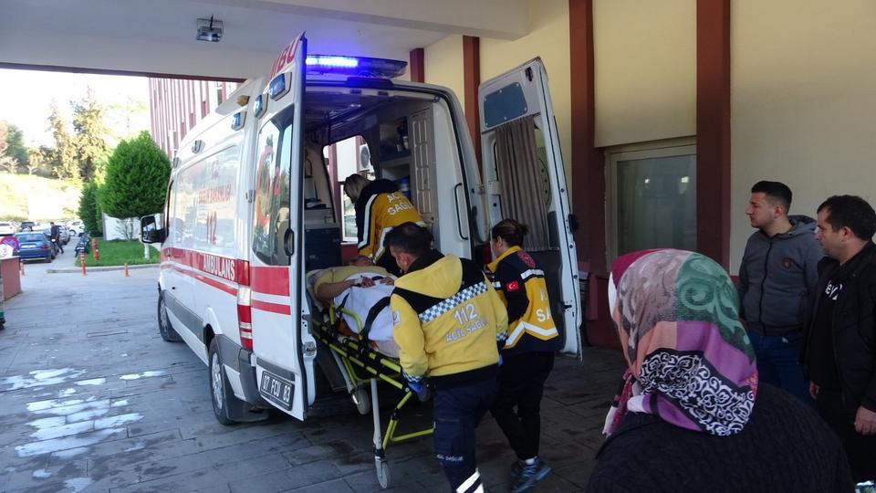 EŞİNE YARDIM ETMEK İSTERKEN AYAĞINDAN OLUYORDU TRAKTÖRÜN ŞAFTINA AYAĞINI KAPTIRAN KADIN YARALANDI