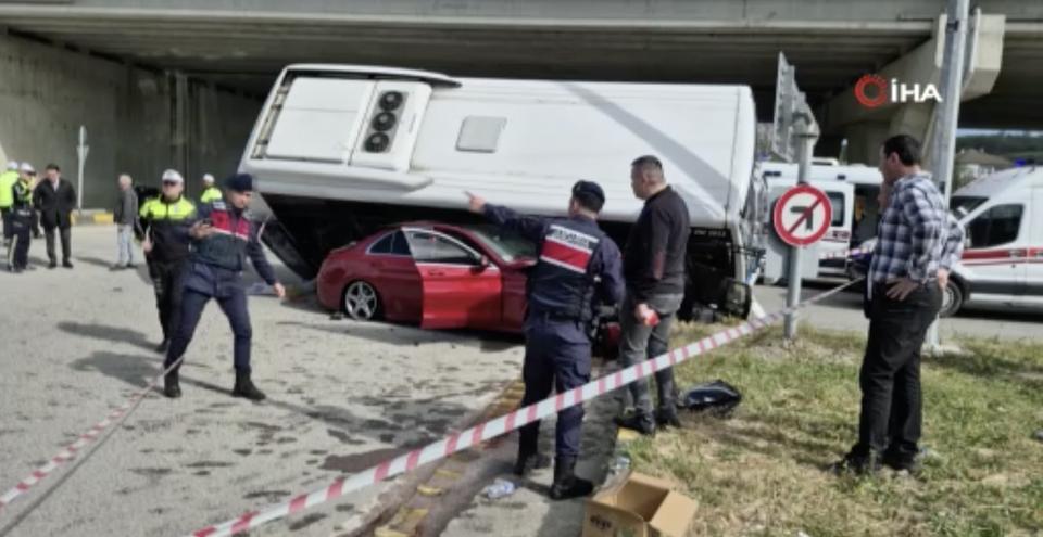 Öğrencileri taşıyan otobüs otomobilin üzerine devrildi
