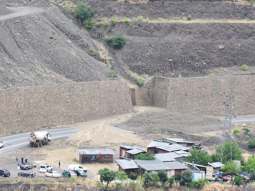 Heyelan nedeniyle yol trafiğe kapandı