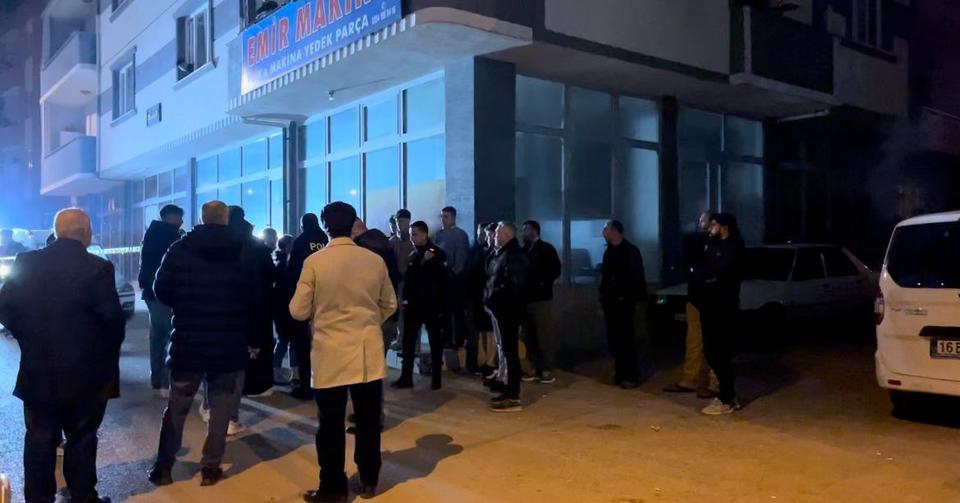 Alacaklılarını yolda gören bir grup şüpheli, takip ettikleri aracı kurşuna dizdi. Araçta bulunan iki kişi şans eseri yara almazken, otomobil âdetâ delik deşik oldu. Polis, dehşet saçan 2 saldırganı yakalamak için çalışma başlattı.
