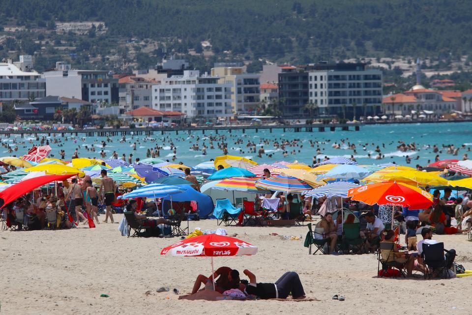 Çeşme'de plajlar doldu taştı nüfus 1 milyonu geçti