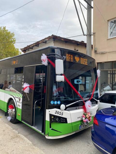 Otobüs gelin arabası gibi süslendi