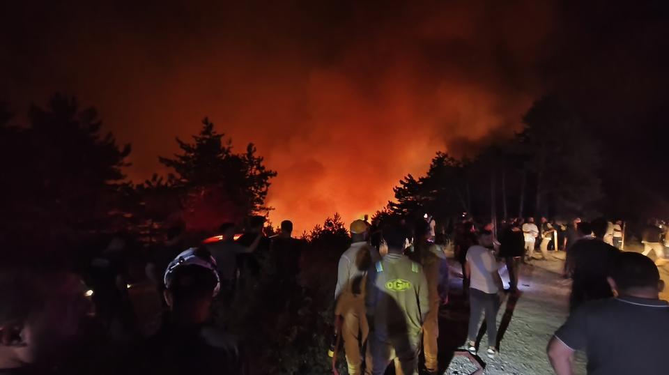 Orman yangınına 6 saattir 116 araçla müdahale ediliyor