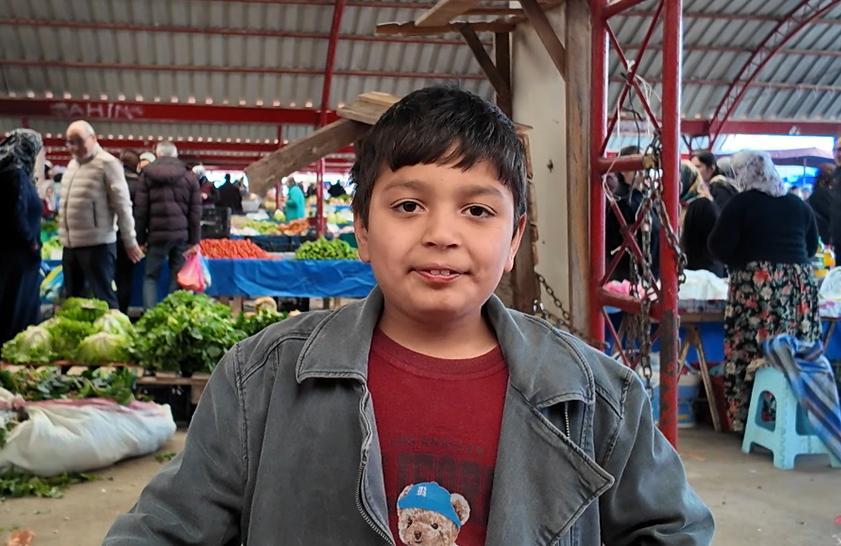 Aydın’da küçük esnaf Mert, pazarda bağırarak müşteri çekiyor