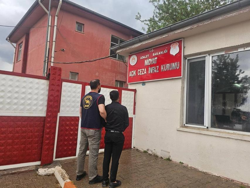 Cezaevi firarisi düğün salonunda saz çalarken yakalandı
