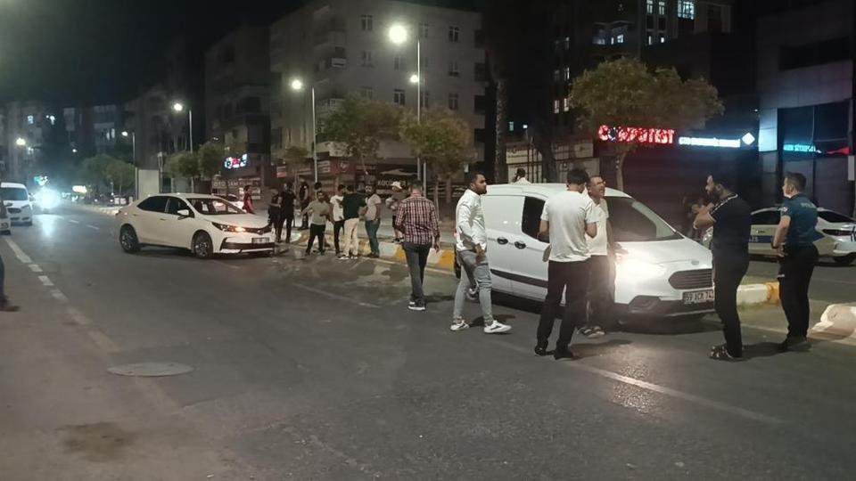 Kaza yapan araçlar polis memurunu ezdi