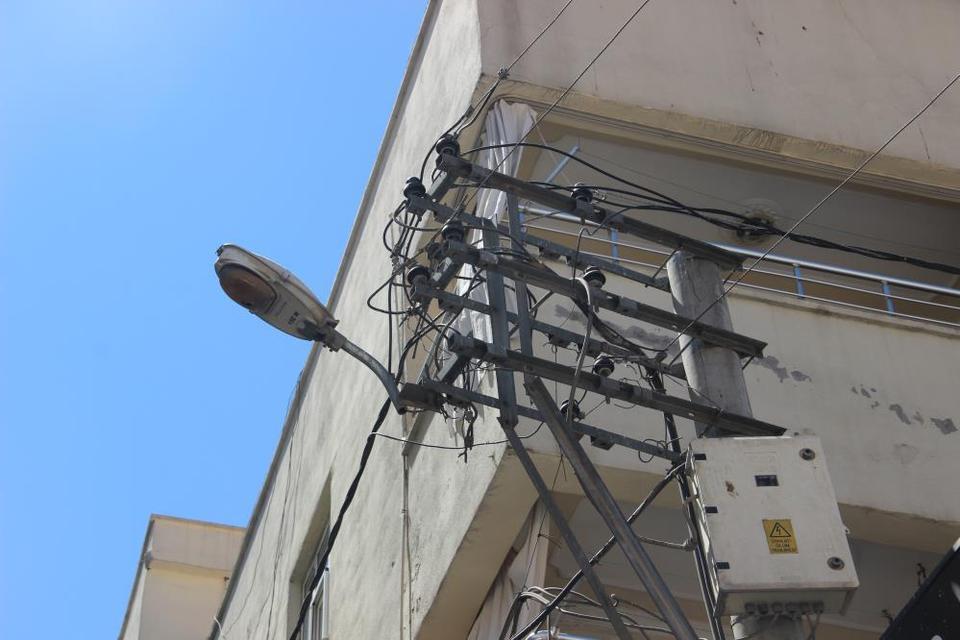 Onarmak için çıktığı elektrik direğinde akıma kapılarak yere çakıldı