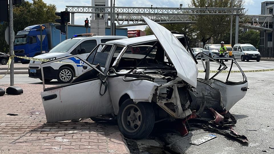 Otomobiller çarpıştı: 3'ü ağır 4 yaralı