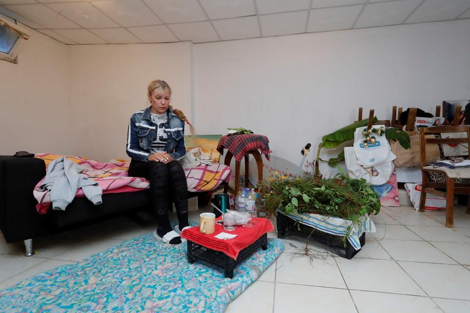 RUS ÖĞRETMEN ANTALYA'DA VARLIK İÇİNDE YOKLUK YAŞIYOR VARLIK İÇİNDE YOKLUĞU YAŞIYOR, KİRACI ÇIKMAYINCA 4 YILDIR APARTMANIN DEPOSUNDA YAŞIYOR
