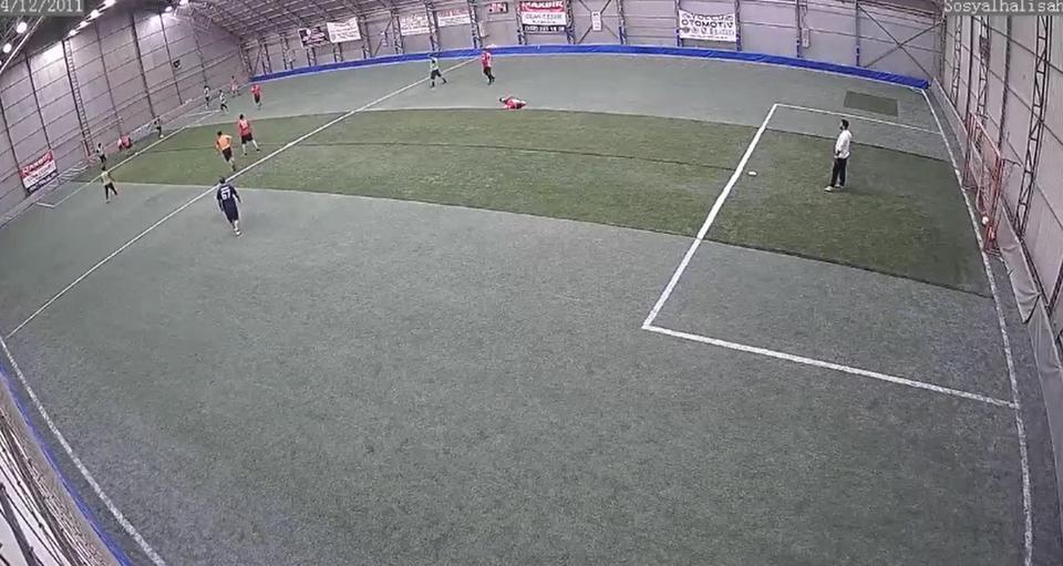 Halı sahada kalp krizi geçiren sağlık çalışanı hayatını kaybetti