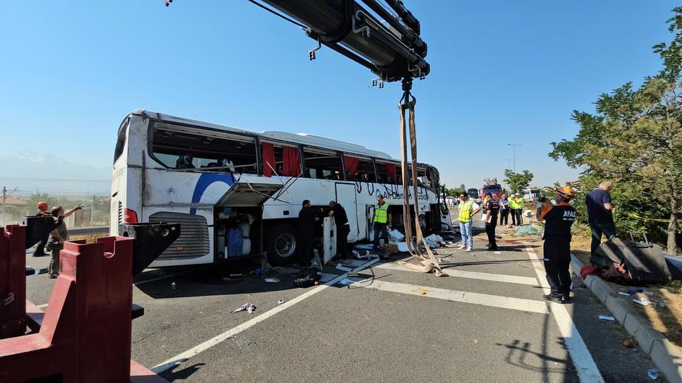 Yolcu otobüsünün enkazı kaldırıldı, karayolu trafiğe açıldı