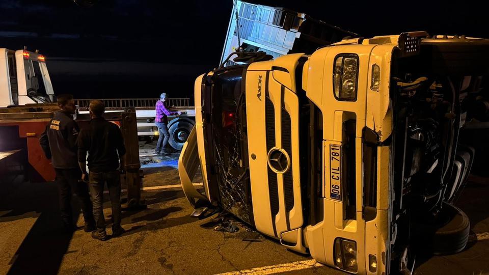 Rize'de tır yola devrildi: 2 yaralı