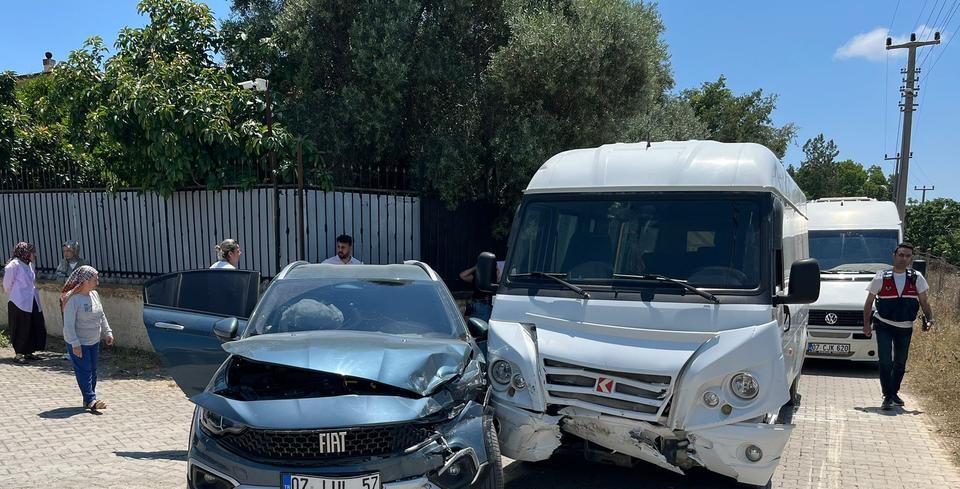 Okul servisi otomobille çarpıştı: Çok sayıda anaokulu öğrencisi yaralı