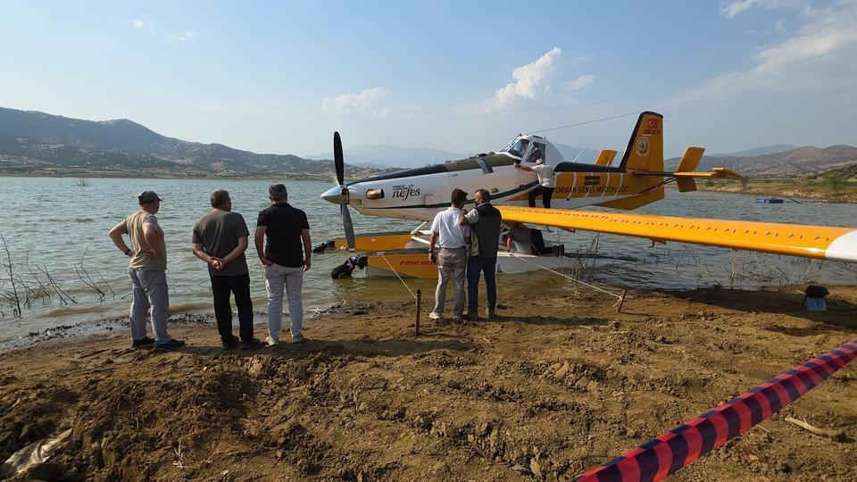 Barajdan su almak isteyen yangın söndürme uçağı havalanamadı