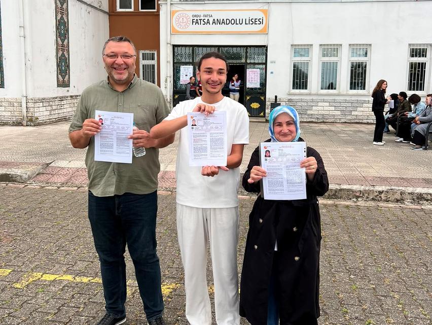 Anne, baba ve oğul aynı okulda YKS heyecanı yaşadı