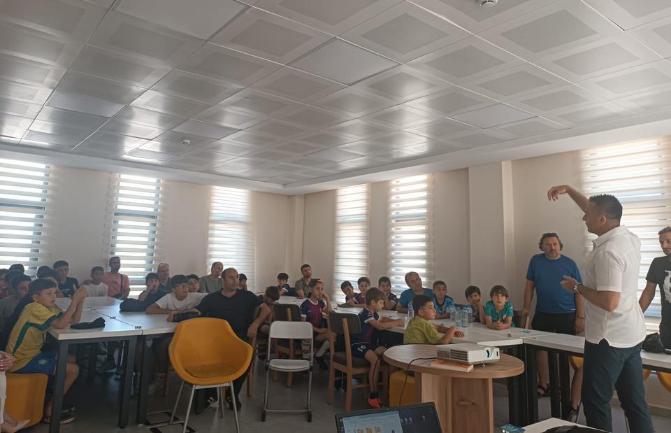Fifa Kokartlı eski Süper Lig hakeminden Yenipazarlı gençlere seminer