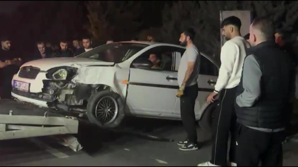 Otomobil ile çarpışan işçi servisi devrildi: 8 yaralı