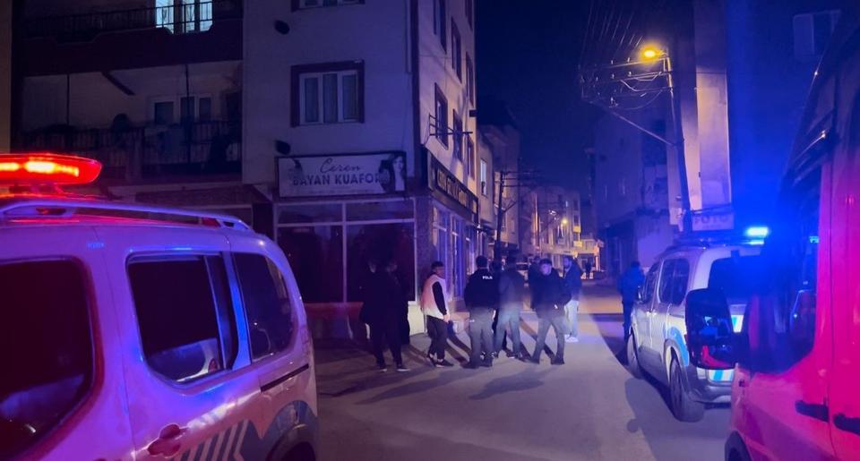 Alacaklılarını yolda gören bir grup şüpheli, takip ettikleri aracı kurşuna dizdi. Araçta bulunan iki kişi şans eseri yara almazken, otomobil âdetâ delik deşik oldu. Polis, dehşet saçan 2 saldırganı yakalamak için çalışma başlattı.