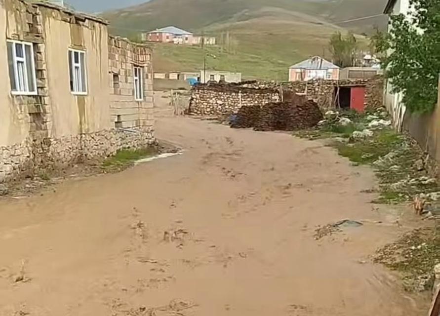 Sağanak sonucu sel meydana geldi
