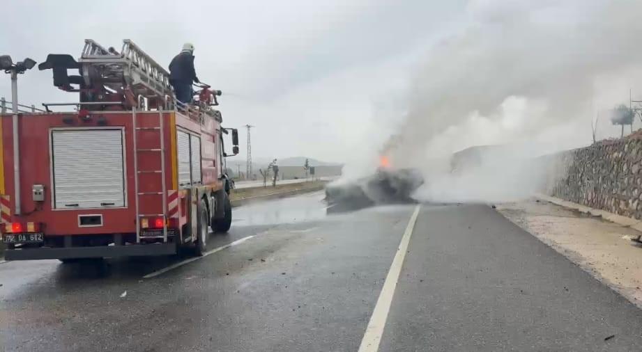 Kontrolden çıkan otomobil takla atıp alev aldı
