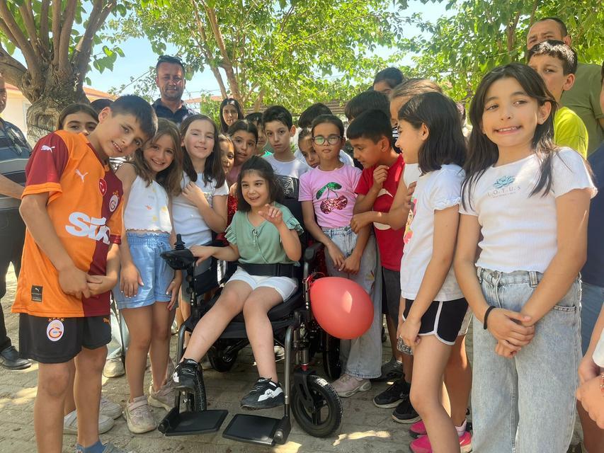 İNCİRLİOVA'DA ÖĞRENCİLER HARÇLIKLARINI UMUDA DÖNÜŞTÜRDÜ