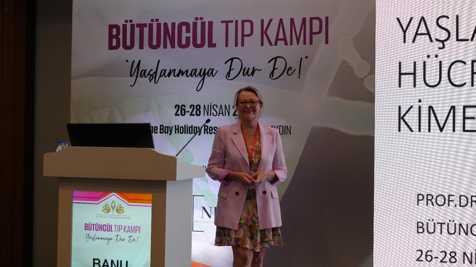 “Yaşlanmaya Dur De” sloganı ile bu yıl ilki düzenlenen sempozyuma 200'ün üzerinde hekim ve sağlık çalışanı katıldı.