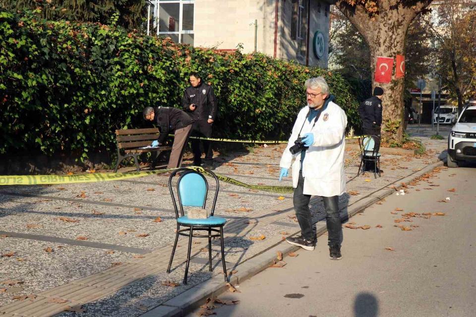 SAKARYA’NIN ADAPAZARI İLÇESİNDE ÇALIŞTIĞI MARKETE GİTMEK İSTEDİĞİ ESNADA SOKAK ORTASINDA SİLAHLI SALDIRIYA UĞRAYAN KADIN, KALDIRILDIĞI HASTANEDE HAYATINI KAYBETTİ. POLİS EKİPLERİNCE YAKALANAN ŞAHSIN SİLAH İLE KAÇARKEN GÖRÜNTÜSÜ GÜVENLİK KAMERASINA YANSIRKEN, OLAYA İLİŞKİN YENİ DETAYLAR ORTAYA ÇIKTI. (BATUHAN SAÇAR - BURAK CAN TOKYÜREK/SAKARYA-İHA)