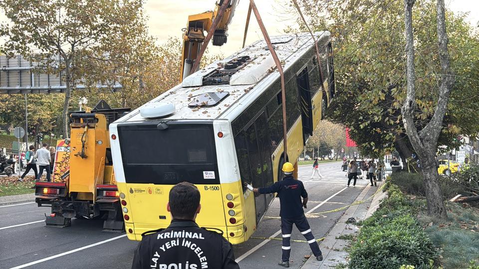 Şoförün hayatını kaybettiği kazada otobüs olay yerinden kaldırıldı