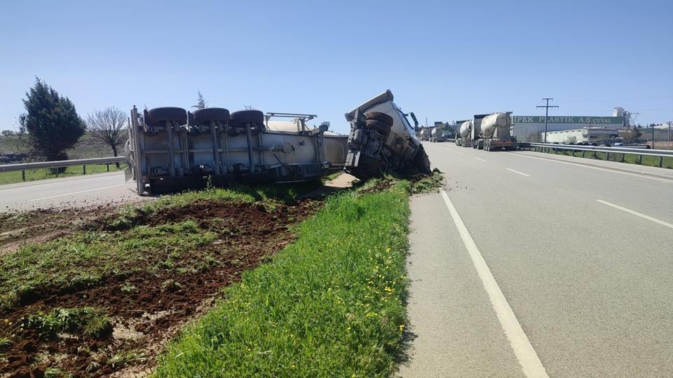 Beton mikseri devrildi